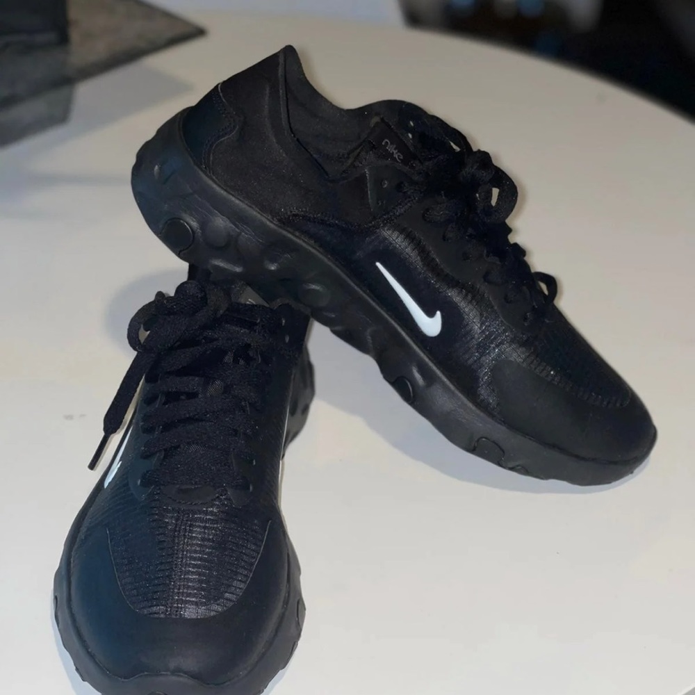 Nike renew lucent Size 8.5 men size 10.5 women’s